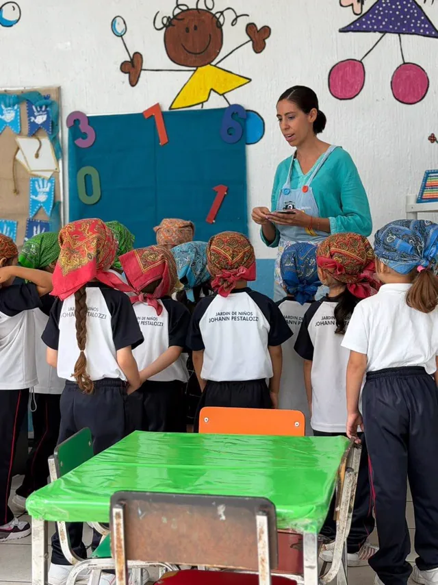 Maestra acompañando una actividad con alumnos del Kinder Johann Pestalozzi